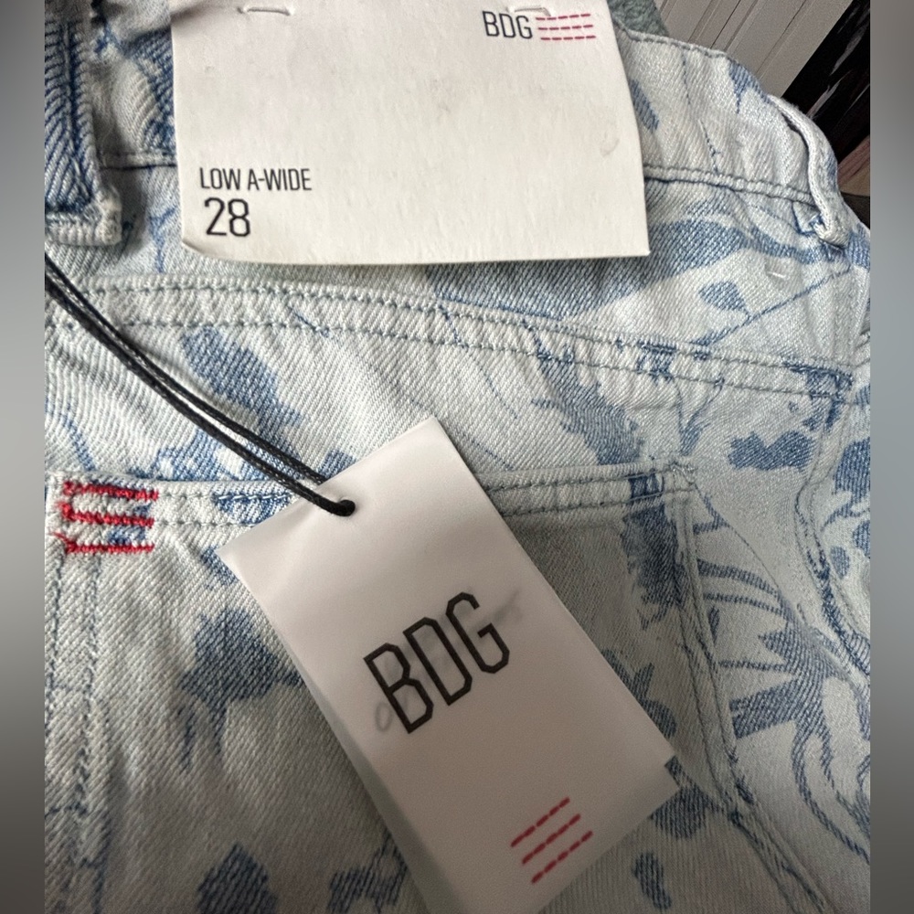 NWT BDG (UO exclusive) Floral print wide leg jeans Size 28 Relaxed fit Low rise - Picture 3 of 12